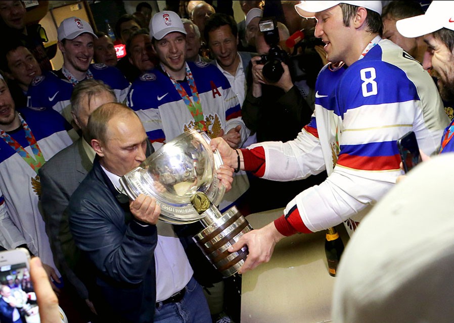 putin-champagne-shot3.jpg