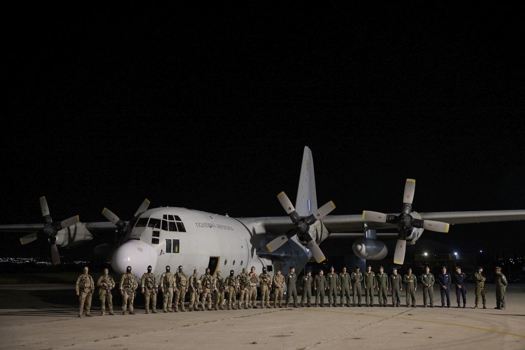 mitsotakis-elefsina-c130-polites-sudan3.jpg