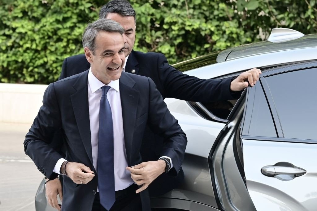 mitsotakis-vouli-orkomosia-eklogon-maiou-trelo-xamogelo.jpg