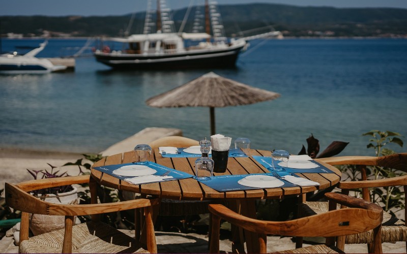 tzanis-restaurant-sea.jpg