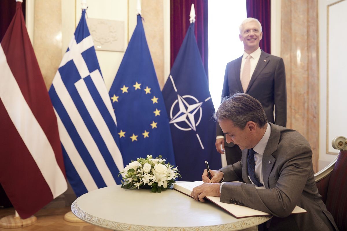 mitsotakis-karins-letonia-latvia-ioulios-2023.jpg