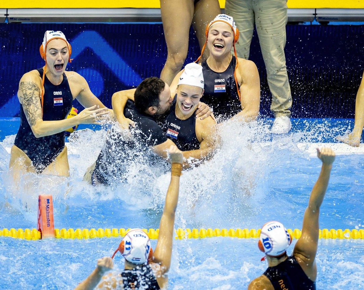 waterpolosters-veroveren-voor-het-eerst-sinds-1991-de-wereldtitel.jpg