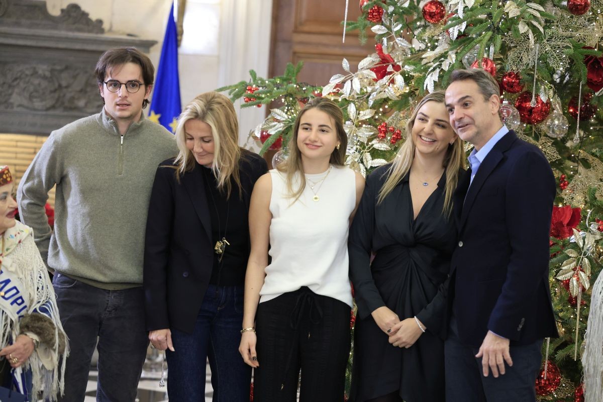 xristougenna-kalanta-2023-mitsotakis-oikogeneia-aristeia.jpg