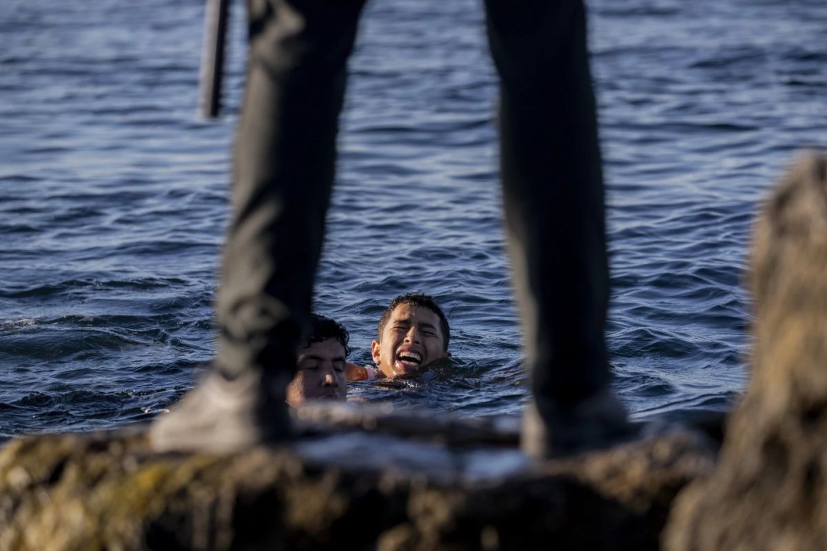 metanastes-anilikoi-profygopoula-morocco-spain-ispania-ceuta-2021-associated-press.jpg