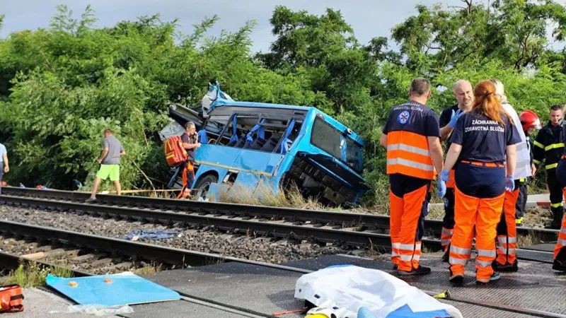 slovakia-sygkrousi-treno-leoforeio1.jpg