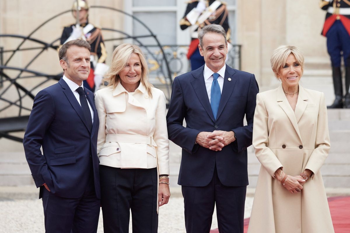 mitsotakis-mareva-parisi-olympiakoi-agones-2024-dexiosi-macron-2.jpg