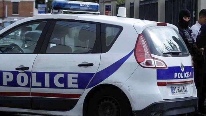 Les secouristes recherchent une femme disparue dans les ruines d’un immeuble effondré à Paris