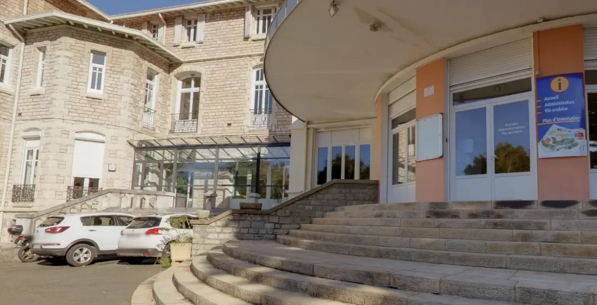 Un élève a tué son professeur pendant un cours