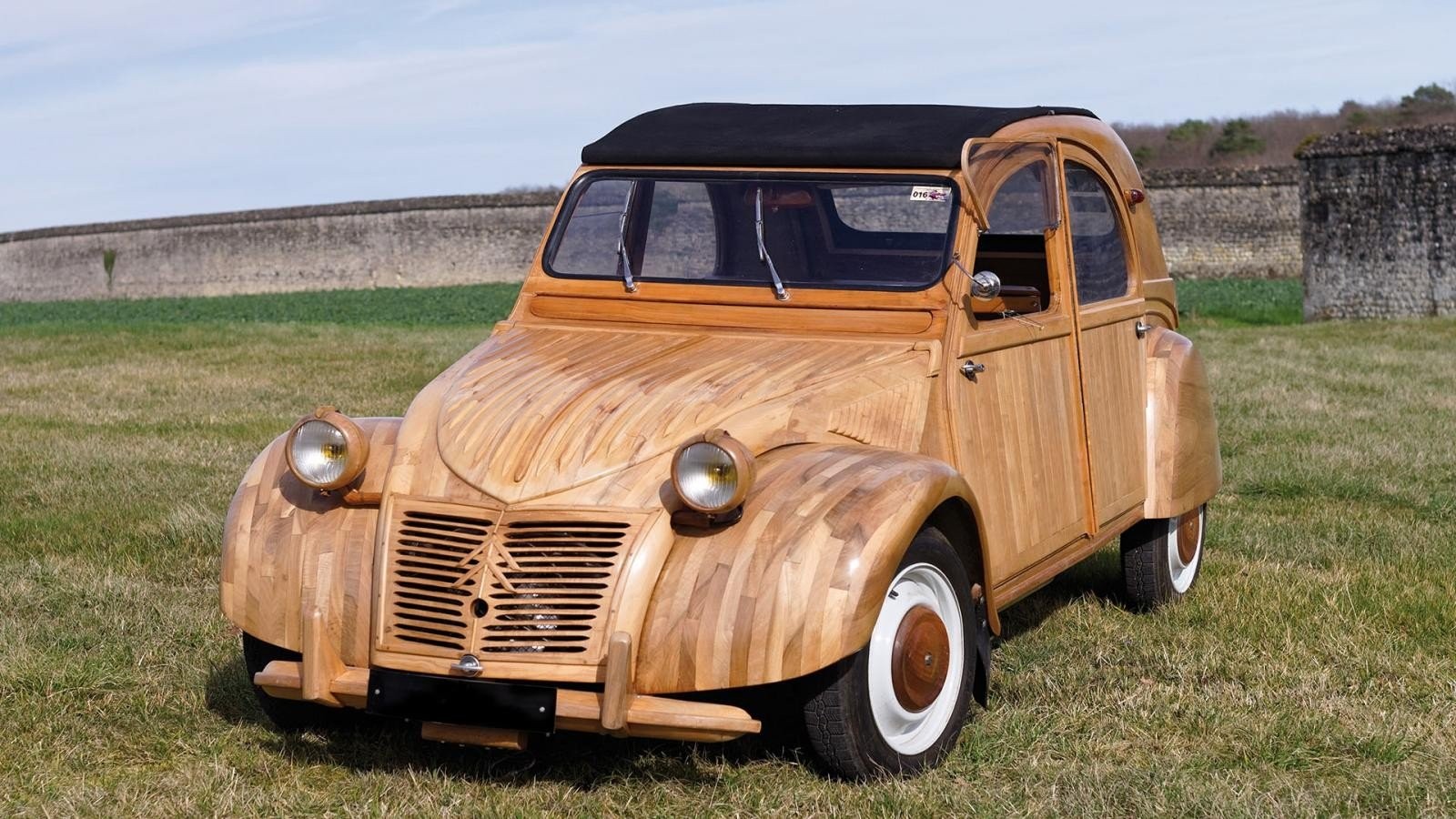 Une 2CV en bois unique au monde est à vendre à un prix astronomique