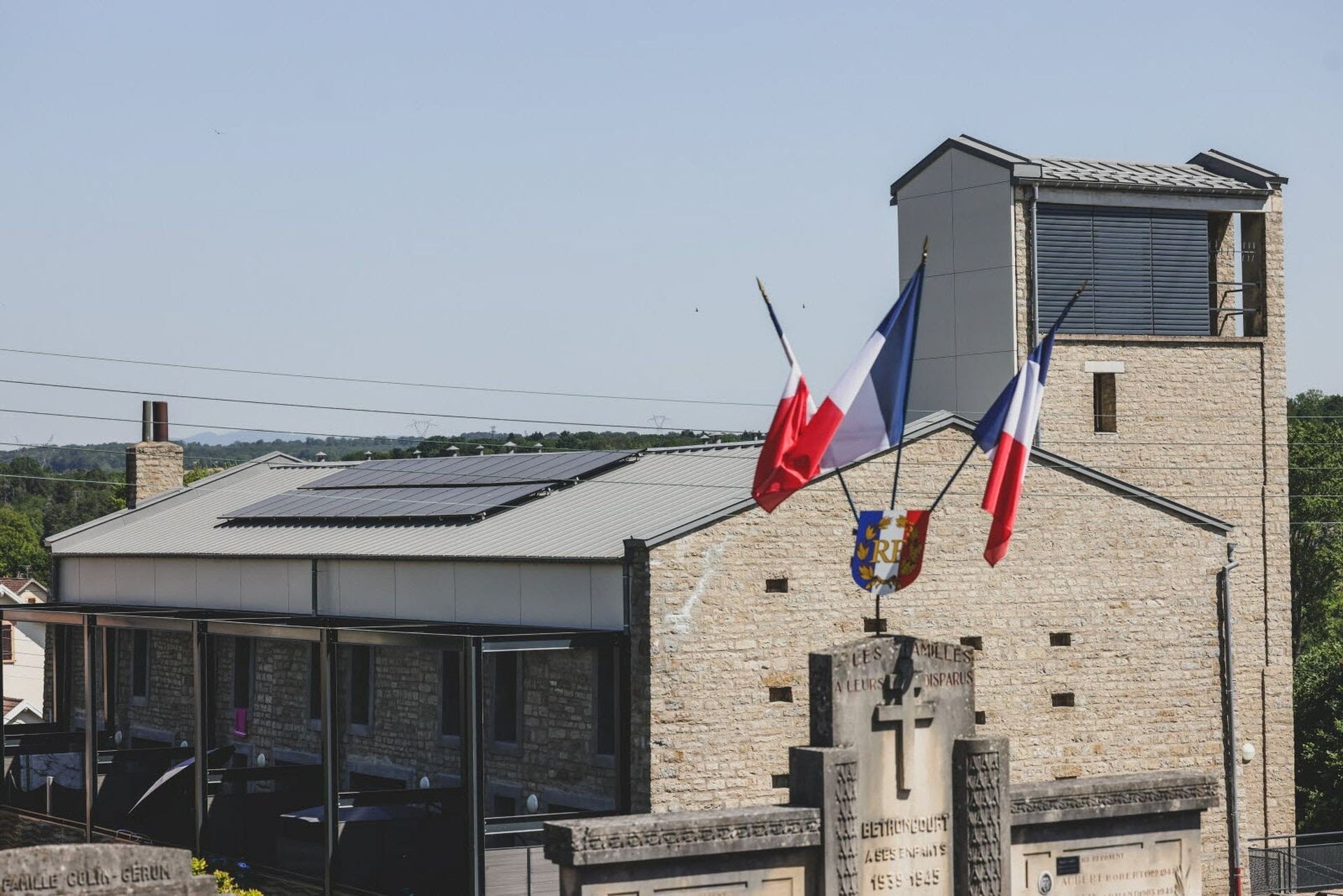 Ancienne église reconvertie en logements sociaux en France (photo)