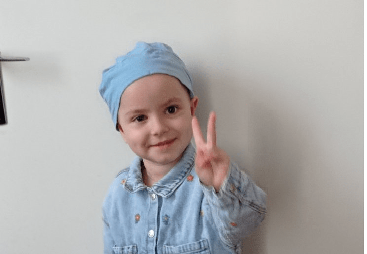 Maria, 3 ans, a vaincu le cancer et retourne en Grèce