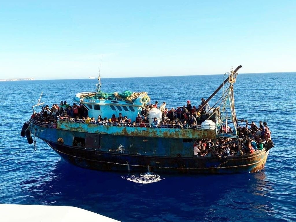 La nave Humanity 1 è entrata nelle acque territoriali italiane ma non ha il permesso di attraccare