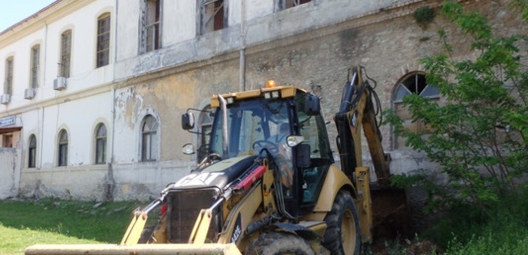 Η πρώτη μπουλντόζα στο πρώην στρατόπεδο