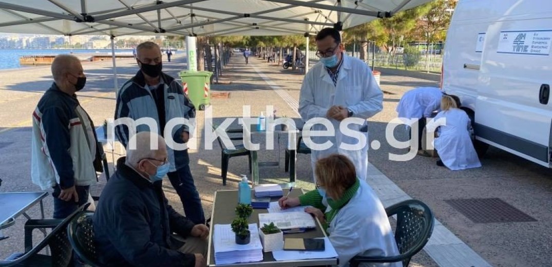 Εμβολιασμοί στη Νέα Παραλία από το κινητό εμβολιαστικό κέντρο-Έκκληση από Καλαφάτη και Ζέρβα στους ανεμβολίαστους (Βίντεο-Φωτ.)