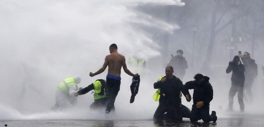 Ανυποχώρητα τα &quot;Κίτρινα Γιλέκα&quot;