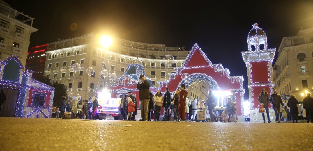 Ξεκίνησαν οι προετοιμασίες για τα Χριστούγεννα - Λαμπιόνια, τριγωνικές αψίδες και άρωμα... Ευρώπης