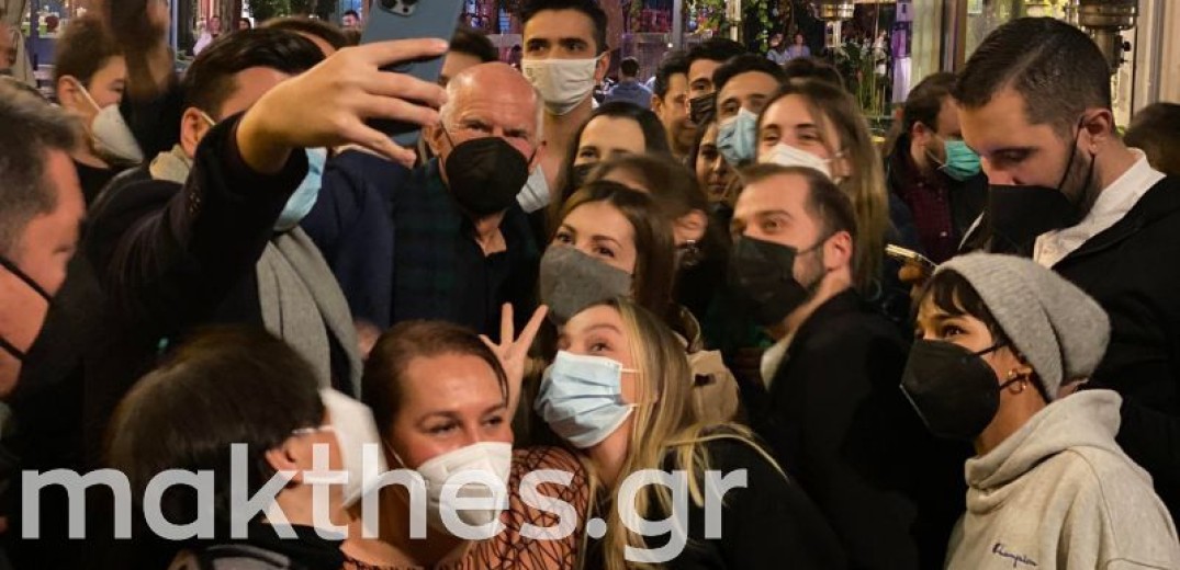 Γ. Παπανδρέου: Selfies, ποτό και συζήτηση με νέους στη Θεσσαλονίκη (Βίντεο-Φωτ.)