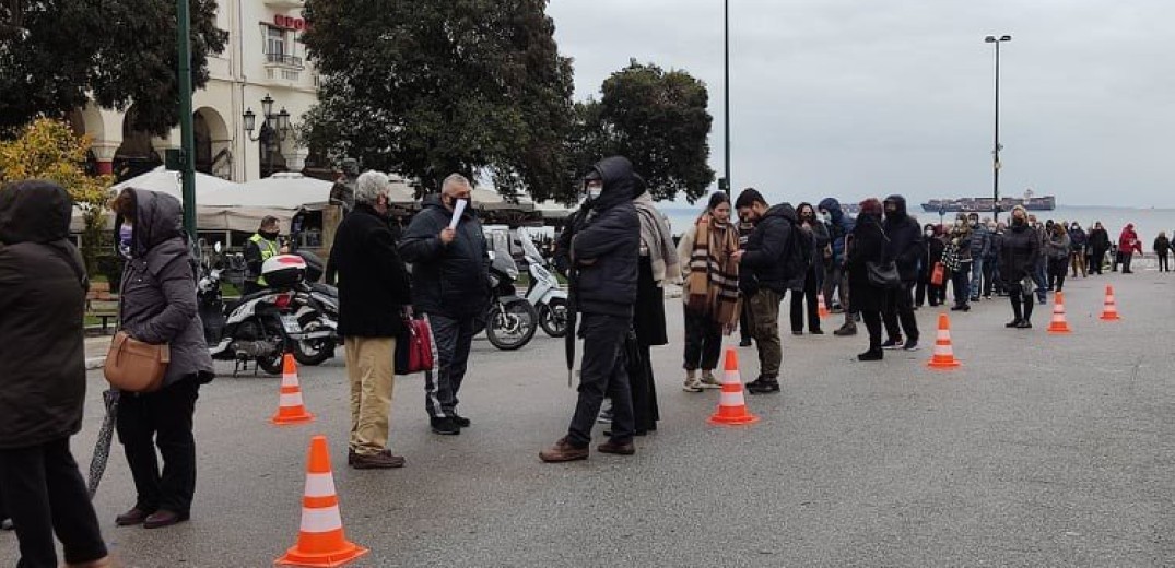 Πλατεία Αριστοτέλους: Ξεπούλησαν τα... εμβόλια στην Black Friday (φωτ. - βίντεο)