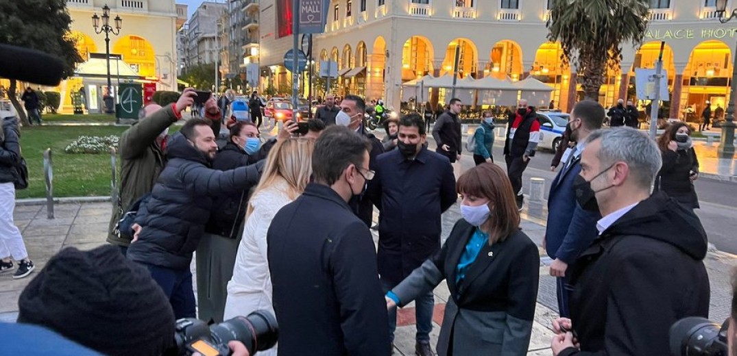 Η Κ. Σακελλαροπούλου στο &quot;υπαίθριο εμβολιαστικό&quot; της Αριστοτέλους - &quot;Να βρει μιμητές το εγχείρημα&quot; (βίντεο & φωτ.)