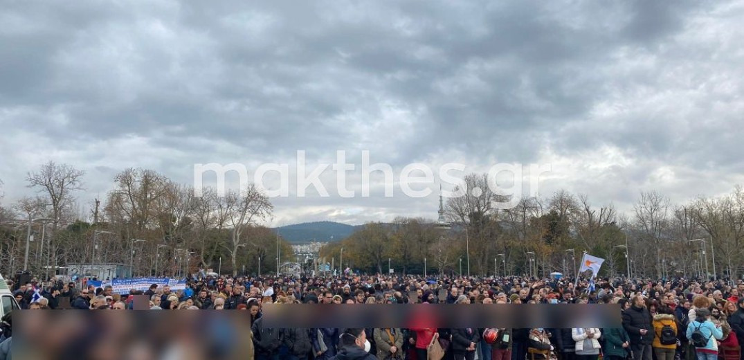 Συγκέντρωση κατά του υποχρεωτικού εμβολιασμού στο Άγαλμα Μεγάλου Αλεξάνδρου στη Θεσσαλονίκη (βίντεο & φωτ.)