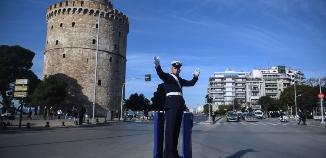 Θεσσαλονίκη: Ο τροχονόμος επιστρέφει στο «βαρέλι» για την τελευταία ημέρα του χρόνου