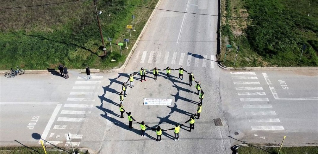 Κάτοικοι της Θέρμης έφτιαξαν κόμβο με... τα χέρια τους για να διαμαρτυρηθούν (φωτ.)