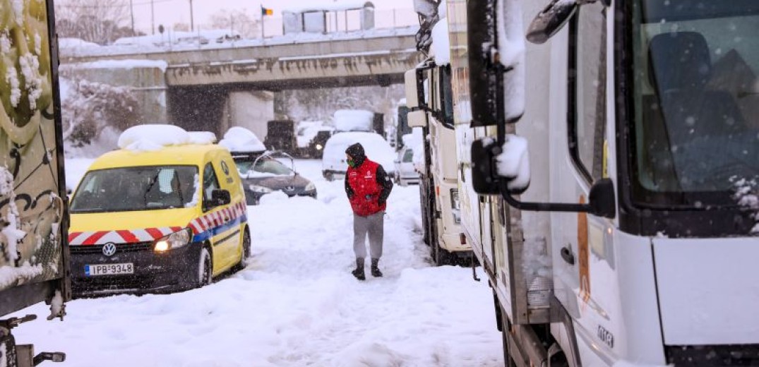 Κραυγή αγωνίας από εγκλωβισμένο 75χρονο στην Αττική Οδό: Τρέμω από το κρύο - Πέστε τους να δείξουν έλεος, σώστε μας (βίντεο)