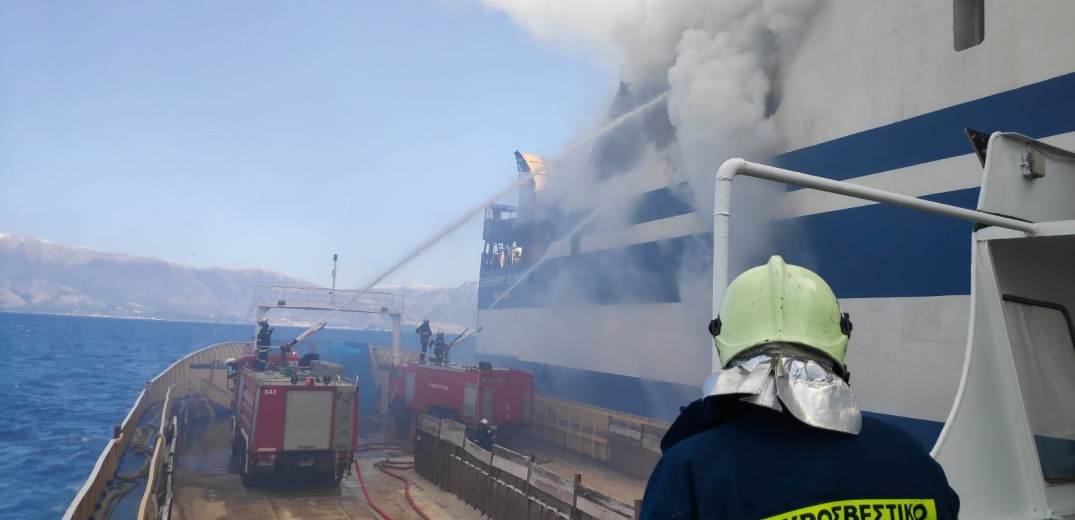 «Euroferry Olympia»: Ολονύκτια επιχείρηση της ΕΜΑΚ - Αγωνία για τους δέκα αγνοούμενους