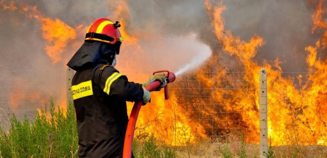 Σε ύφεση η πυρκαγιά μετά τα διόδια της Ελευσίνας 