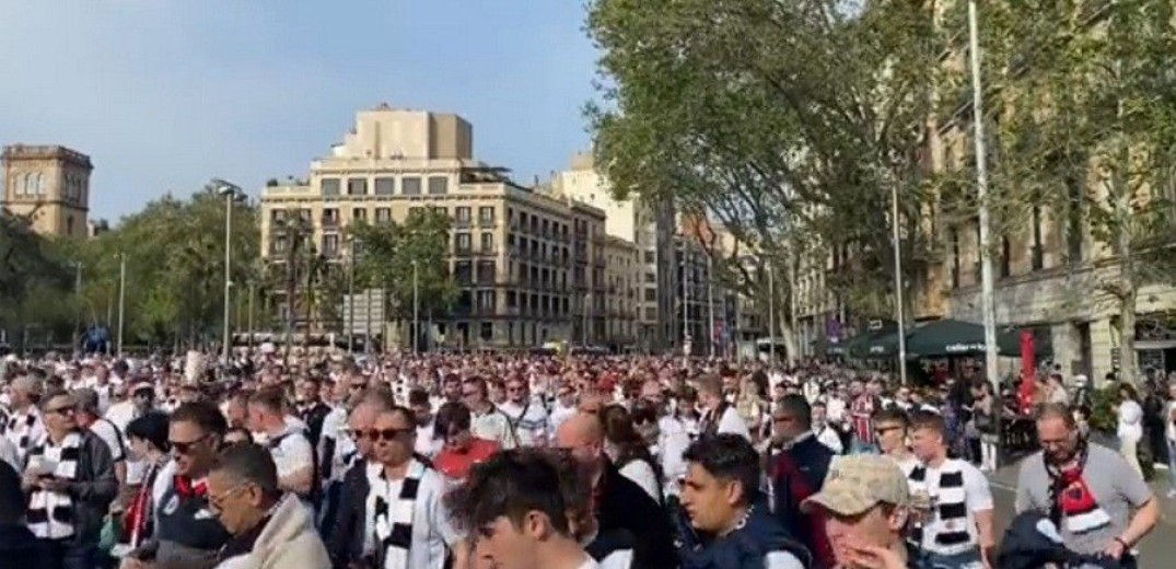 &quot;Κατάληψη&quot; της Βαρκελώνης από 30.000 φιλάθλους της Άιντραχτ Φρανκφούρτης (βίντεο)