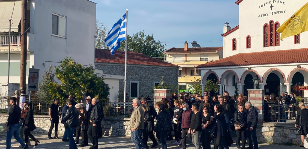 Γυναικοκτονία στην Καβάλα: Aπέραντη θλίψη στην κηδεία της 43χρονης 