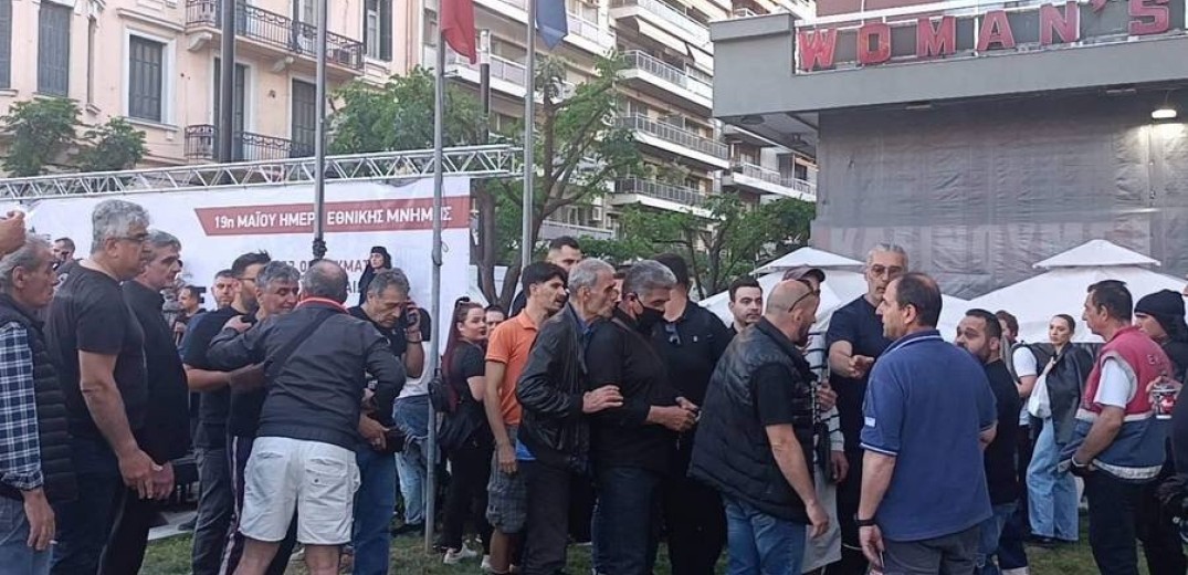 Ένταση στην εκδήλωση για τα θύματα της Γενοκτονίας - Υγειονομικοί ήθελαν να κρεμάσουν πανό στην εξέδρα 