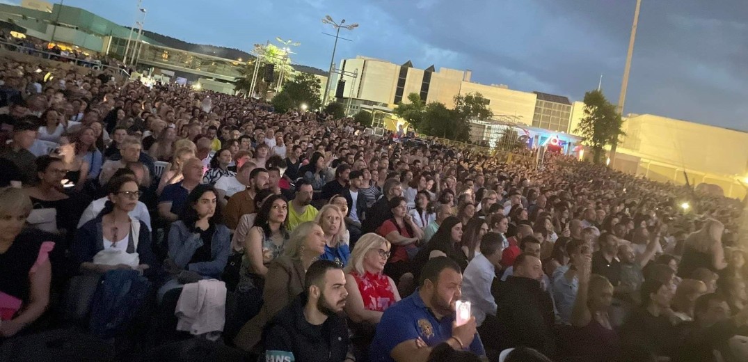 Θεσσαλονίκη: Μέγα πλήθος και μέγα πάθος στη συναυλία για τον Δημήτρη Μητροπάνο (βίντεο & φωτ.) 