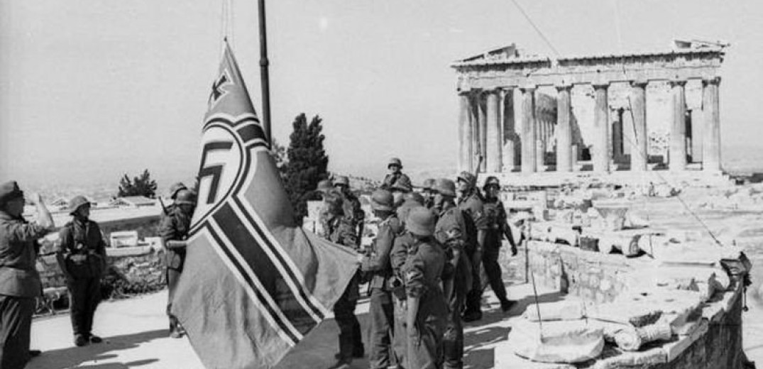 30 Μαΐου 1941: Η πρώτη πράξη αντίστασης - Όταν Γλέζος και Σάντας κατέβασαν τη ναζιστική σημαία από την Ακρόπολη&#33;