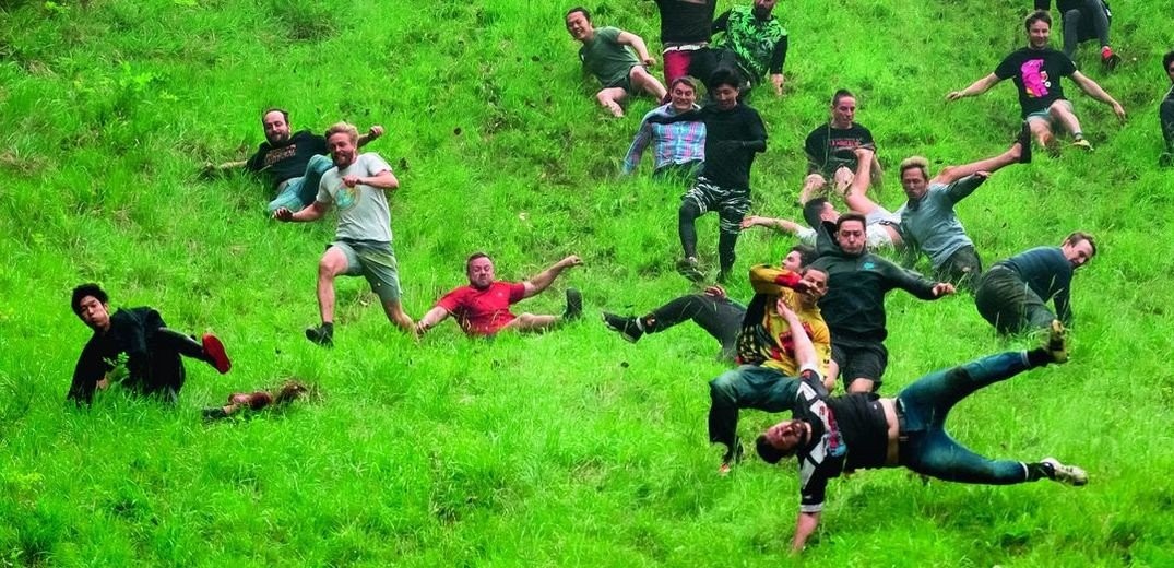 Cheese Rolling Contest, το πιο «καμένο» άθλημα στον κόσμο: Σπάνε χέρια, πόδια και κεφάλια κυνηγώντας ένα κομμάτι τυρί στην κατηφόρα (βίντεο)