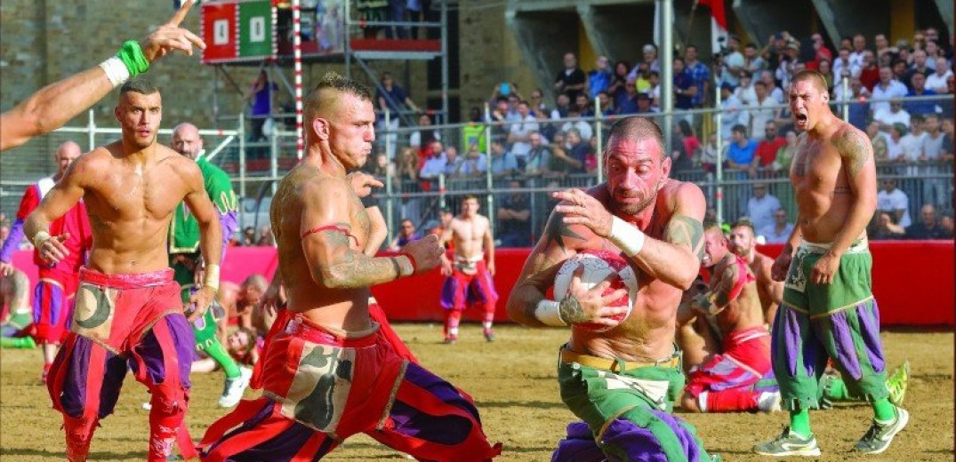 Calcio storico: Το μεσαιωνικό «ποδόσφαιρο» της Φλωρεντίας είναι ό,τι πιο βάρβαρο μπορείς να φανταστείς (βίντεο)