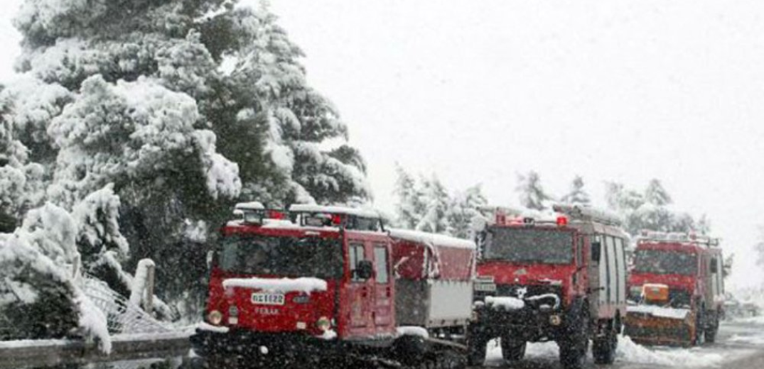 Δεκάδες απεγκλωβισμοί ανθρώπων από την πυροσβεστική