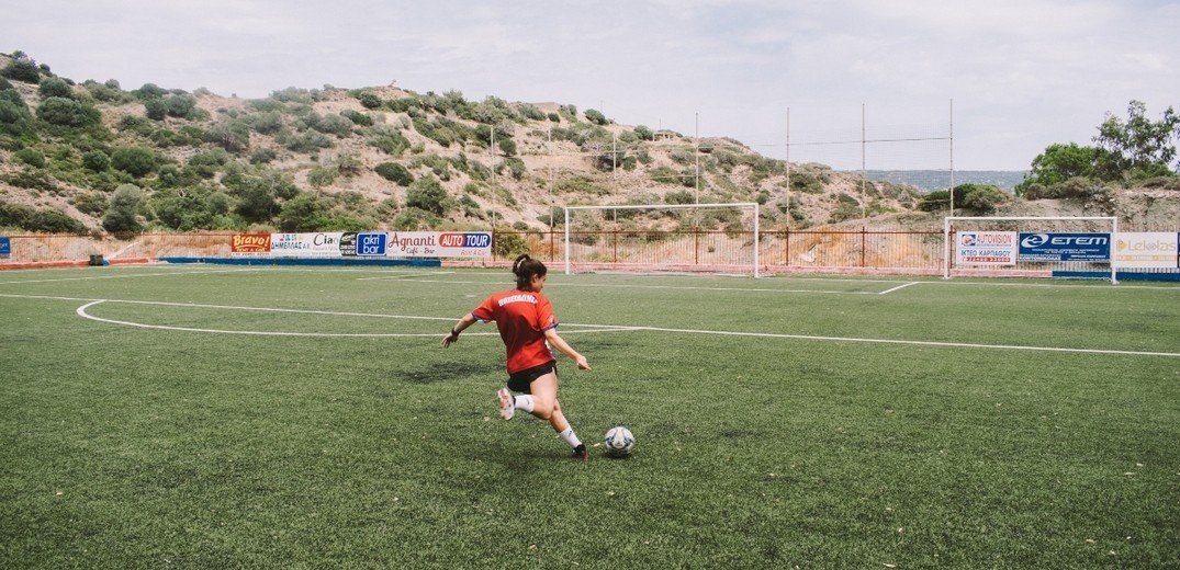 Μαρία Ιωαννίδη: Το μοναδικό κορίτσι που παίζει ποδόσφαιρο στην Κάρπαθο και ονειρεύεται να φτάσει ψηλά (φωτ.)