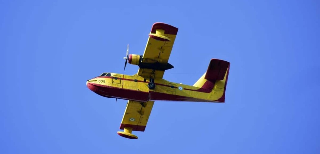 Πανικός στην Κάρυστο: Canadair πετούσε με ένα κινητήρα πάνω από φωτιά