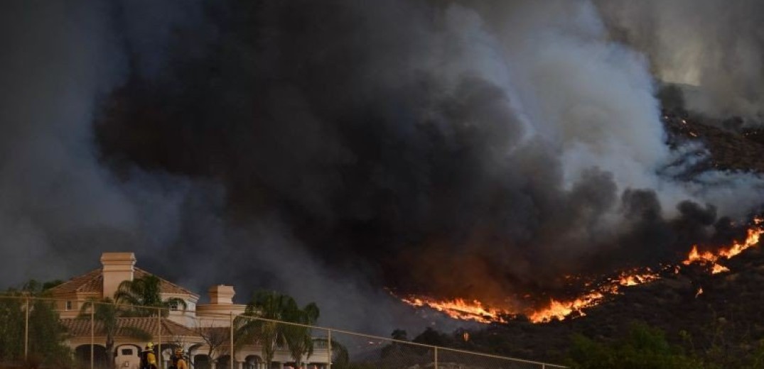 Τεράστια πυρκαγιά στα περίχωρα του Λος Άντζελες - Χιλιάδες εγκατέλειψαν τις εστίες τους