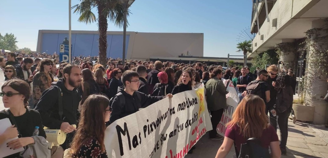 ΑΠΘ: Συγκεντρώσεις για την πτώση του φοιτητή και τα μαθήματα στα... πατώματα