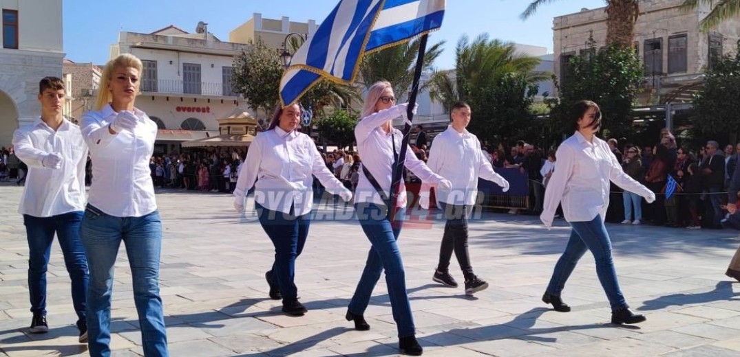 Μαμά και γιος έκαναν μαζί παρέλαση στη Σύρο και εισέπραξαν θερμό χειροκρότημα