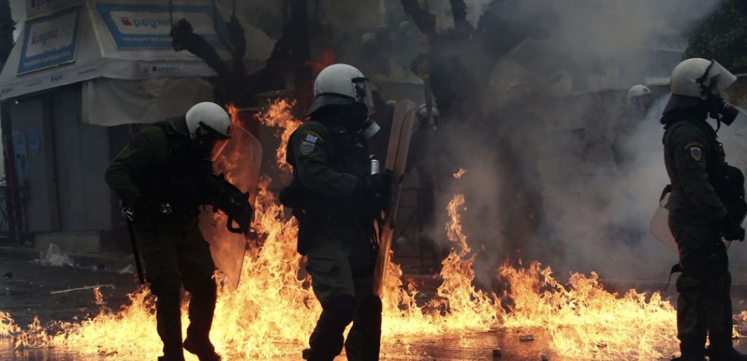 Επεισόδια με μολότοφ και πέτρες στο Σύνταγμα  - Βίντεο και φωτογραφίες