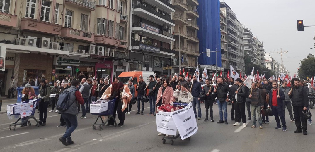 Απεργιακή συγκέντρωση στη Θεσσαλονίκη: Στο ΥΜΑΘ η πορεία του ΠΑΜΕ και του ΚΚΕ (βίντεο, φωτ.)