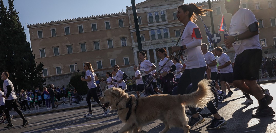 39ος Μαραθώνιος Αθήνας: Παιδιά, σκυλιά κι ένας δρομέας 91 ετών (βίντεο)