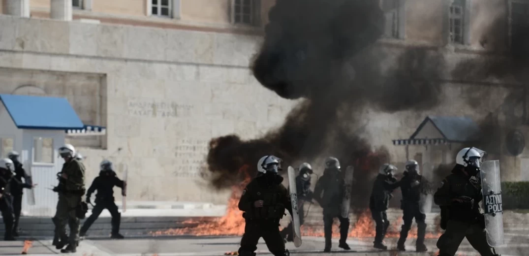 Απεργιακή κινητοποίηση στην Αθήνα: Μολότοφ έξω από τη Βουλή