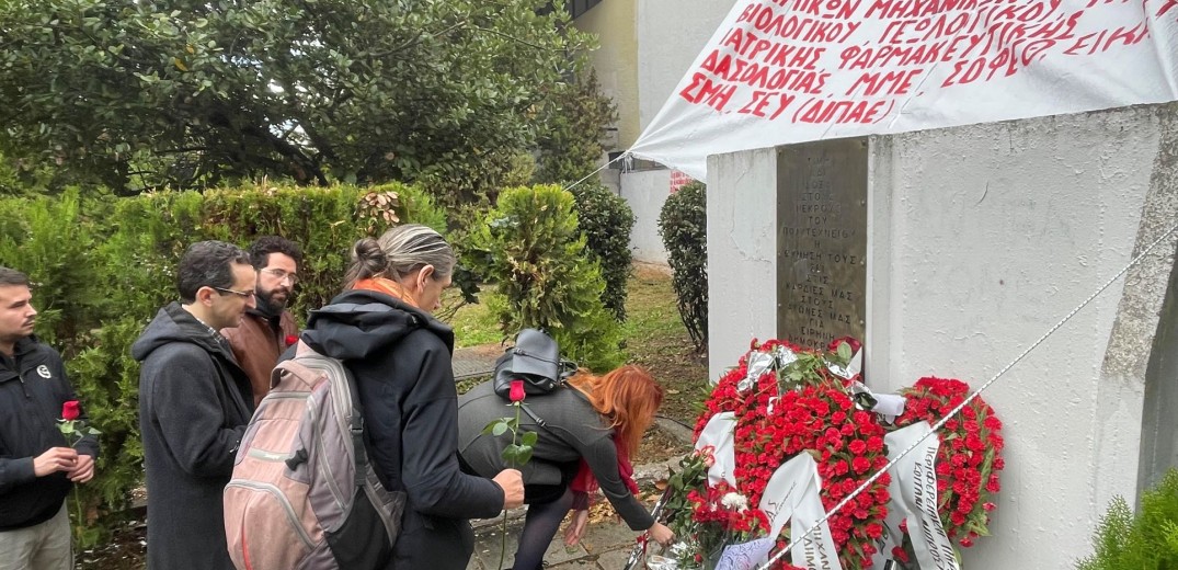 Θεσσαλονίκη: Συγκίνηση, συνθήματα, παλμός στην επέτειο του Πολυτεχνείου (βίντεο, φωτ.)