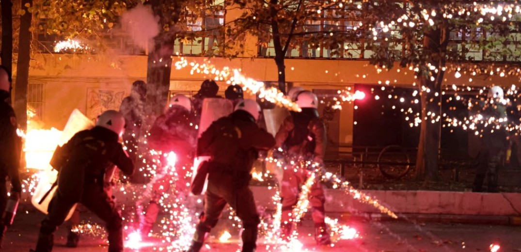  Άγρια επεισόδια με μολότοφ και χημικά στην πολυτεχνική του ΑΠΘ - 3 συλλήψεις και 40 προσαγωγές (βίντεο & φωτ.)