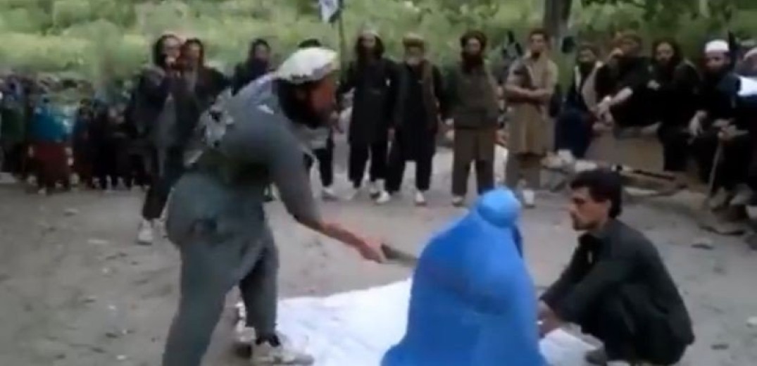 Αδιανόητες εικόνες από το Αφγανιστάν: Οι Ταλιμπάν μαστίγωσαν σε κοινή θέα 19 ανθρώπους (βίντεο)