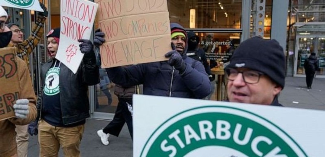 ΗΠΑ: Οι εργαζόμενοι των Starbucks κάνουν την «εξέγερση της κόκκινης κούπας» (βίντεο)